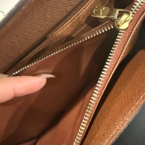 LV003. Louis Vuitton, Monogram Sarah Wallet - Picture 2 of 4